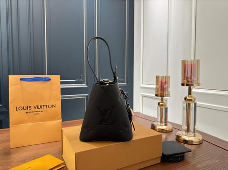 شنطه نسائيه Louis Vuitton