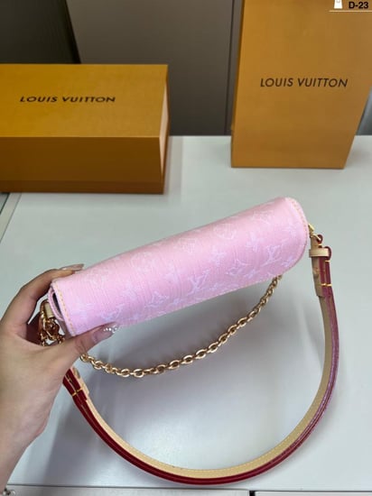 شنطه نسائيه Louis Vuitton