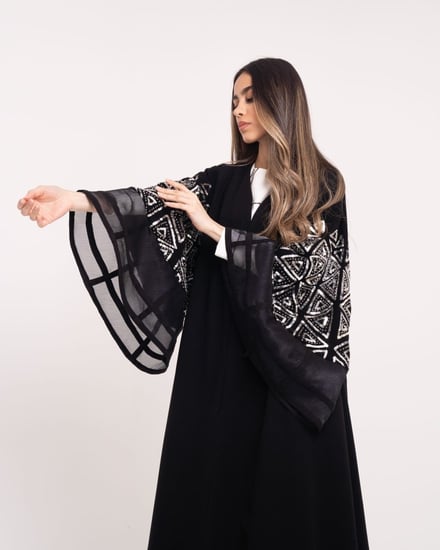 عباية مصنوعه من الكريب سراميك والمشغولة بالترتر الفاخر