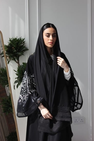 عباية مصنوعه من الكريب سراميك والمشغولة بالترتر الفاخر