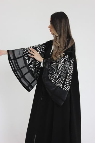 عباية مصنوعه من الكريب سراميك والمشغولة بالترتر الفاخر