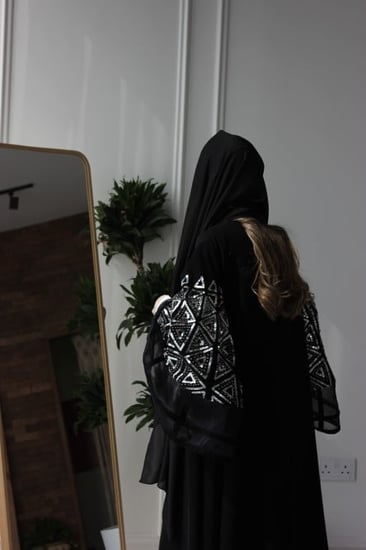 عباية مصنوعه من الكريب سراميك والمشغولة بالترتر الفاخر