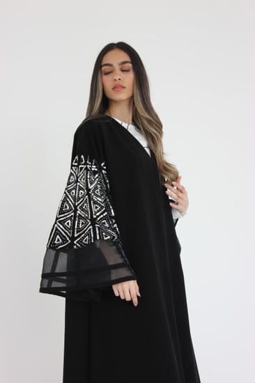 عباية مصنوعه من الكريب سراميك والمشغولة بالترتر الفاخر