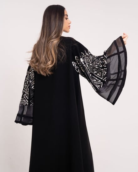 عباية مصنوعه من الكريب سراميك والمشغولة بالترتر الفاخر