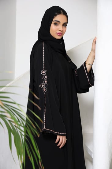 عباية صالونا نيلان تطريز يدوي على الكم مع كريستال