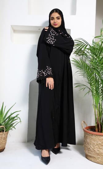 عباية كريب صالونا رفيف تطريز يدوي على الكم