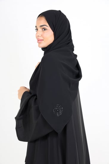 عباية صالونا سادة مع شعار شرقية دائري