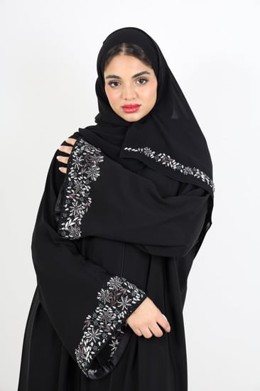 عباية صالونا داريا منثر تطريز ورود لون رمادي على الكم