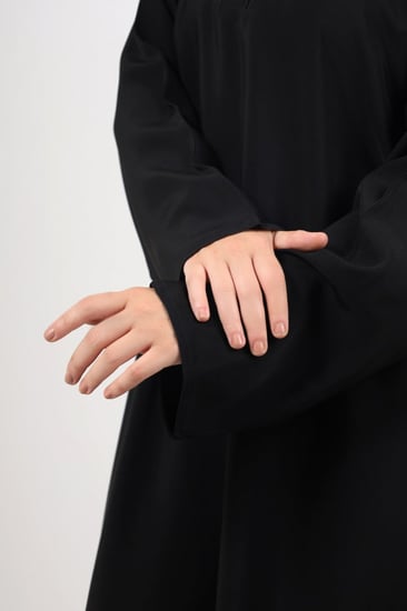 عباية صالونا مقفولة سادة