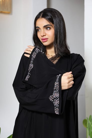 عباية صالونا آلاء تطريز يدوي على الكم و الاكتاف مع كريستال