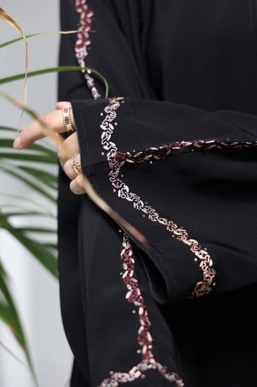 عباية صالونا هازال تطريز يدوي على الكم و الاكتاف مع كريستال