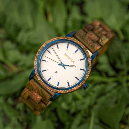 ساعة فاخرة من الخشب الطبيعي