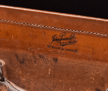 حقيبة سفر قديمة John Pound