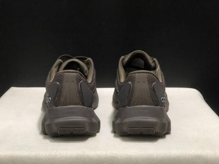 alo yoga runner espresso