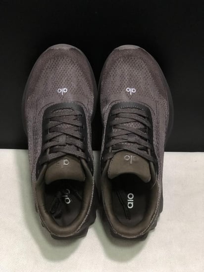 alo yoga runner espresso