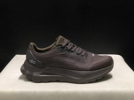 alo yoga runner espresso