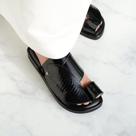 حذاء شرقي جلد كوبرا اسود