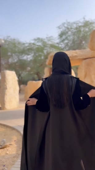 عبايه قصة كلوش  قماش تفته مع مخمل
