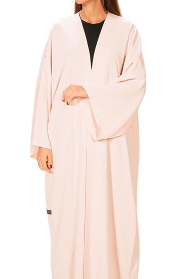 عباية وردي ثلجي واسعة بتصميم ناعم