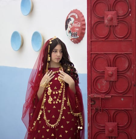 تصميم مستوحى من ثوب المسدح الحجازي احمر