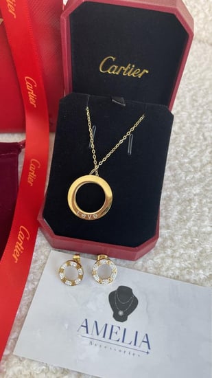 سلسال كارتير Love مع حلق ذهبي شامل ملحقاته