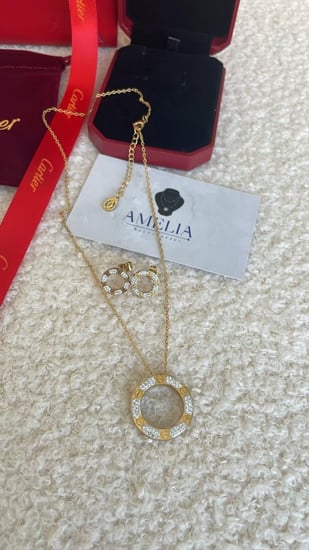 سلسال كارتير Love مع حلق ذهبي شامل ملحقاته