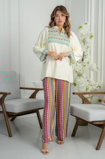 طقم نسائي عملي بتطريز تراثي وألوان زاهية