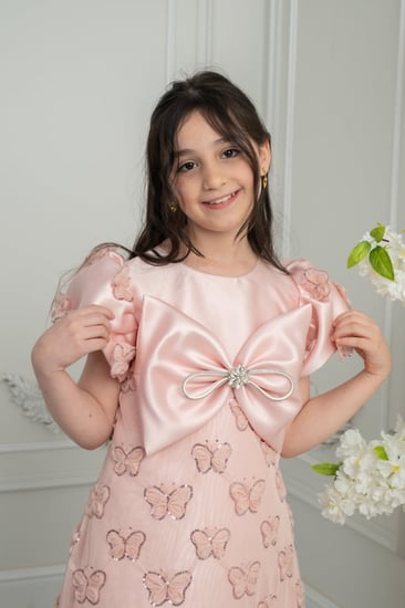 فستان أطفال وردي بنقشة فراشات أنيقة