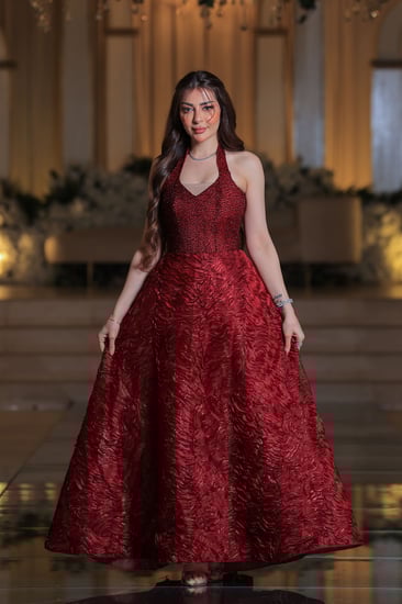 فستان سهرة أحمر مطرز بتصميم فاخر برقبة هالتر