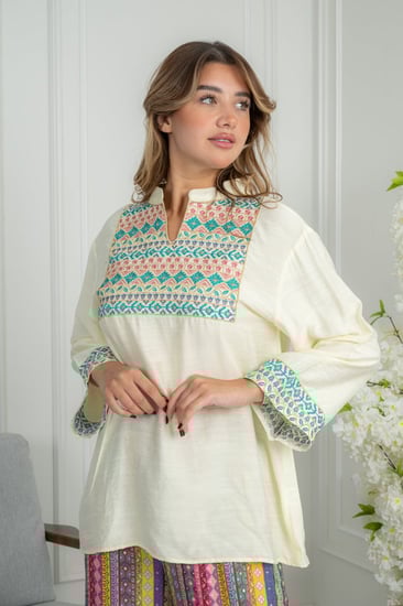 طقم نسائي عملي بتطريز تراثي وألوان زاهية