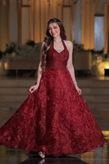 فستان سهرة أحمر مطرز بتصميم فاخر برقبة هالتر