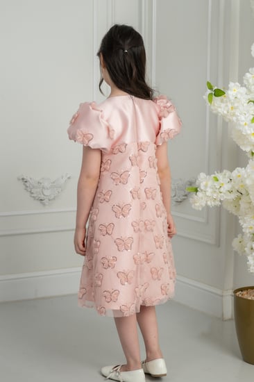 فستان أطفال وردي بنقشة فراشات أنيقة