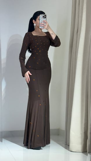 فستان طويل بتصميم أنيق وناعم