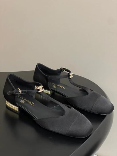 حذاء نسائي شانيل ماري جين بحزام خلفي فلات لون اسود وذهبي