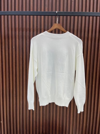 بلوزة الكسندر وانج رجالية كم طويل لون أبيض بطبعة سوداء