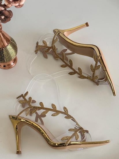 صندل جيانفيتو روسي كعب عالي بلون ذهبي