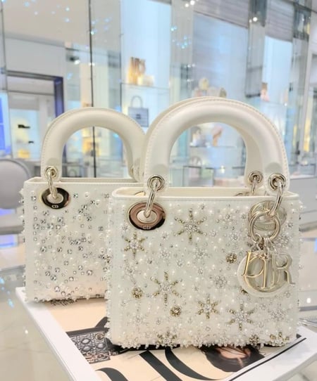 حقيبة صغيره ليدي ديور لون ابيض بستراس فضي وسلسلة