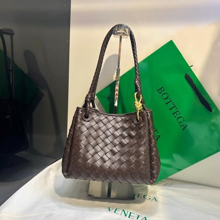 حقيبة كتف بوتيغا فينيتا بارشوت جلد متداخل بلون بني داكن