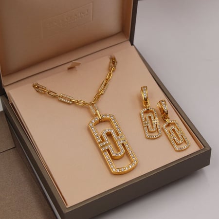 سيت اكسسوار ذهبي نسائي من بولغاري حلق مع سلسال