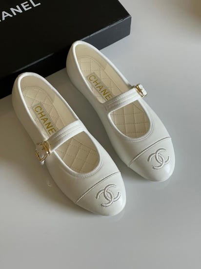 باليرينا فلات شوز شانيل نسائية جلد ابيض شعار CC مطرز
