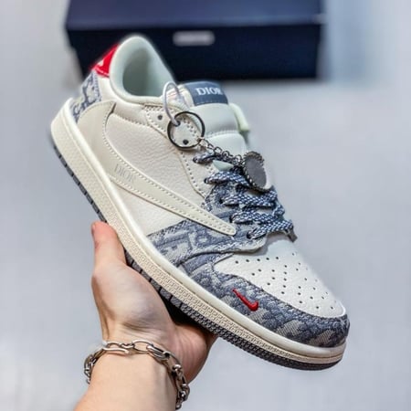 حذاء ايرجوردن 1  ترافيس سكوت  ديور رمادي وأبيض