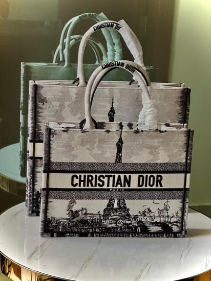 هاند باغ نسائية ديور لون ابيض طبعة برج ايفل