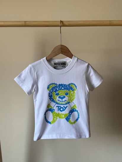 تي شيرت أطفال موسكينو طبعة دب لطيف لون ابيض