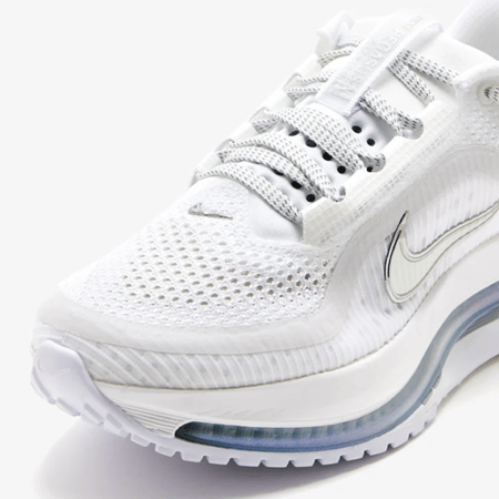 نايكي بيجاسوس بريميوم حذاء الجري باللون الأبيض والفضي المعدني