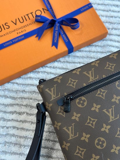 باوتش رجالي LV لون بني بنقشة مونوغرام جلد فاخر