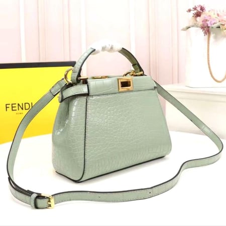 شنطه فيندي بيكابوو بحامل كتف جلد لون بيستاشيو أنيق