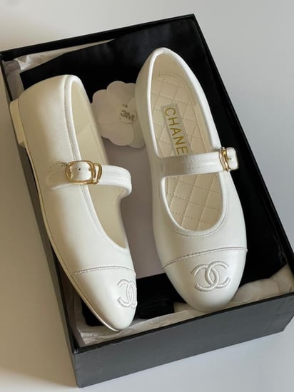 باليرينا فلات شوز شانيل نسائية جلد ابيض شعار CC مطرز