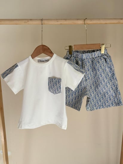 طقم ولادي ماركة ديور تيشيرت وشورت بنقشة ديور اوبليك