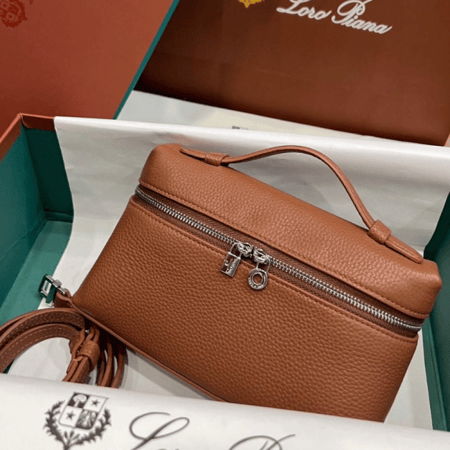 حقيبة رجالية جلدية من لويس فيتون لون عسلي فخم