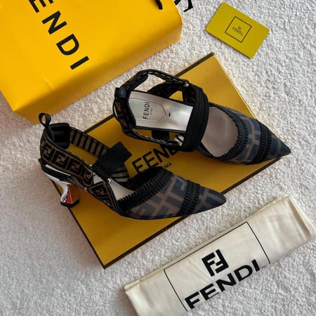 حذاء كعب عالي فيندي بحزام مطاط شعار الماركة لون أسود كحلي